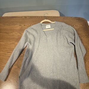 Abercrombie & Fitch Gray V-Neck Sweater with Ribbed Knit Texture